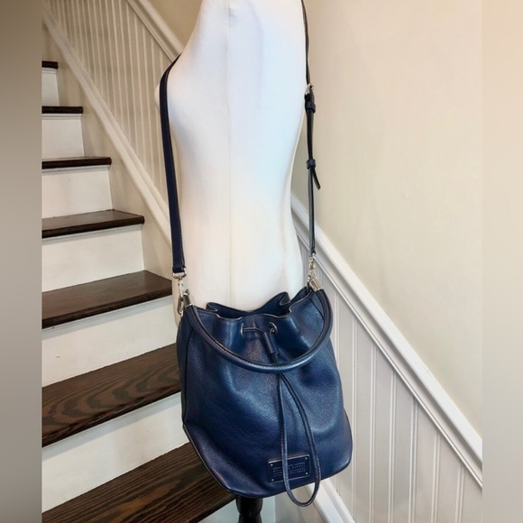 MARC JACOBS Navy Tumbled Leather Drawstring Bucket Bag Crossbody Shoulder Strap - Picture 6 of 16